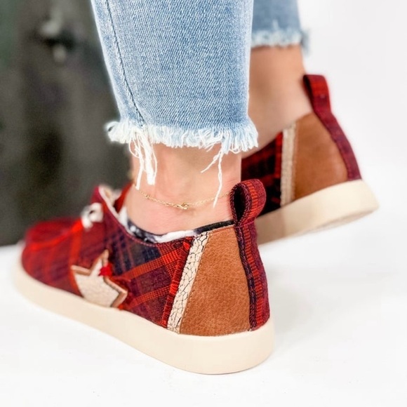Yellow Box ODANA Red Plaid Slip On Sneakers W/ Side Frayed Star, Size 8, BNIB - Picture 7 of 15